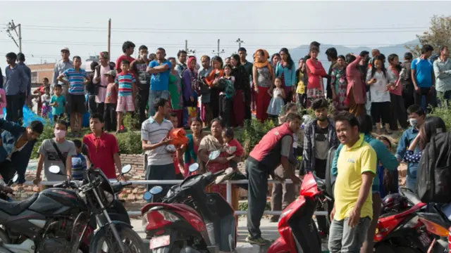 منگل کے زلزلے کے بعد بدھ کی صبح تک کم از کم نصف درجن جھٹکے آ چکے ہیں اور لوگ تماش بین بن کر رہ گئے ہیں۔