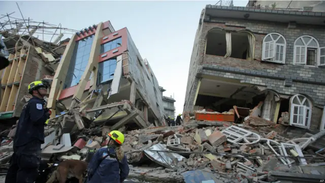 عمارتیں زلزلے کی شدت کی گواہ ہیں کیونکہ کہیں تو یہ زمیں بوس ہو گئی ہیں کہیں ان کا حلیہ بگڑ گیا ہے اور کہیں یہ دولخت ہو گئی ہیں۔