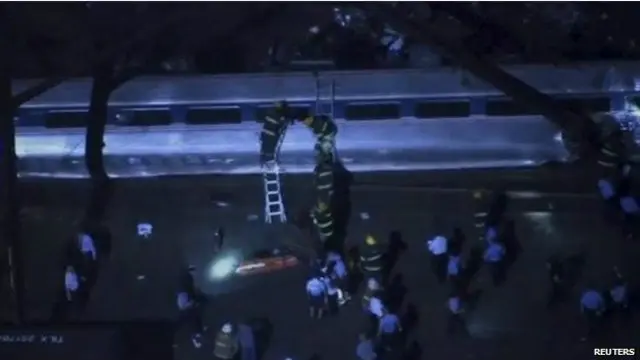 آگ بجھانے والے عملے سیڑھیوں کا استعمال کرتے نظر آئے