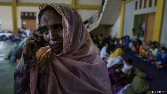 بارها دهکده ها و خانه های مسلمانان برمه مورد هجوم بودائیان بنیادگرا و متعصب قرار گرفته و به آتش کشیده شده است. برای فرار از این وضعیت دردناک افراد روهینگیا چاره ای جز پناه بردن به سایر کشورها ندارند اما متاسفانه آغوش بازی برای آنان وجود ندارد