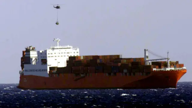 د ترکیې په اوبو کې په یوې ډوبې شوې کښتۍ کې چې د یونان په لور روانه وه د پنځو ماشومانو په ګډون ۱۲ کډوال مړه شوي