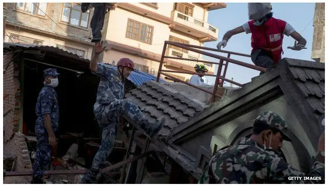 Ít nhất hai tòa nhà lớn đã bị sập ở Kathmandu