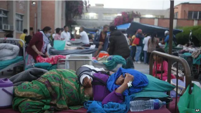 Một số bệnh nhân được điều trị ngoài trời tại bệnh viện ở Kathmandu
