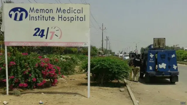 मेमन अस्पताल के पास जमा पुलिसकर्मी
