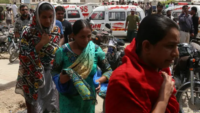 اس واقعے کی اطلاع ملتے ہی لواحقین کی بڑی تعداد ہسپتال پہنچنے لگی