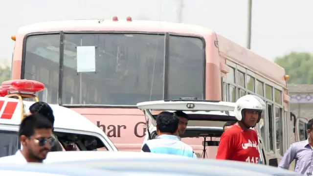 کراچی میں بدھ کو اسماعیلی برادری سے تعلق رکھنے والے افراد کی بس پر مسلح افراد کی فائرنگ سے 43 افراد ہلاک ہوگئے۔