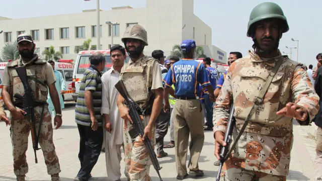 رینجرز کے اہلکاروں نے ہسپتال کے بیرونی دروازے پر پوزیشن سنبھال لی اور میڈیا کو ابتدائی طور پر اندر جانے کی اجازت نہیں دی گئی۔