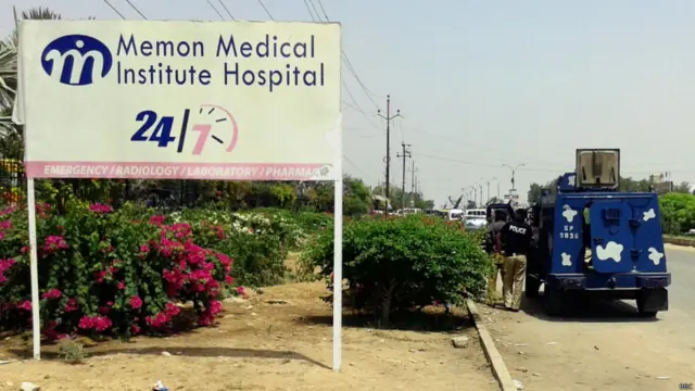 حملے کے بعد بس کا زخمی ڈرائیور خود بس چلا کر قریب واقع میمن ہسپتال لے کر پہنچا۔