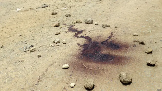 یہ واقعہ بدھ کی صبح صفورا چورنگی پر دس بجے کے قریب پیش آیا جب تین موٹر سائیکلوں پر سوار حملہ آوروں نے ایک مسافر بس کو نشانہ بنایا۔