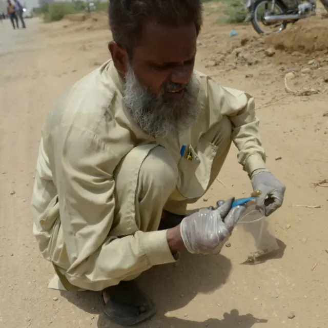 پولیس کے مطابق حملہ آوروں نے متفرق ہتھیار استعمال کیے جن میں سب مشین گن اور پستول دونوں شامل ہیں۔