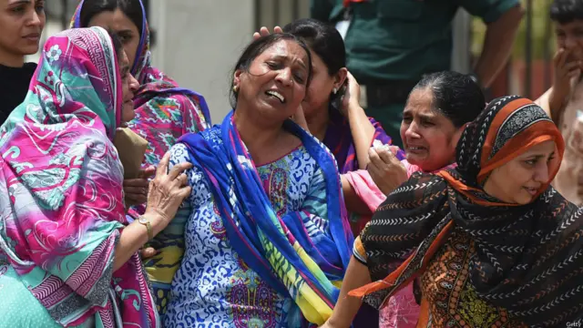 اس سانحے کی خبر عام ہوتے ہی ہلاک شدگان کے لواحقین اور زخمیوں کے عزیز و اقارب ہسپتال پہنچنے لگے۔