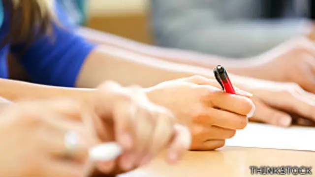 Manos de estudiantes