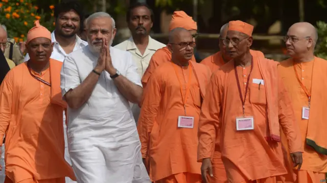 莫迪(左二)在加尔各答附近贝卢尔寺与僧侣同行(10/5/2015)