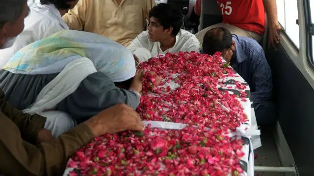 بدھ کو کراچی میں اسماعیلی برادری سے تعلق رکھنے والے افراد کی بس پر فائرنگ سے 45 افراد ہلاک ہو گئے