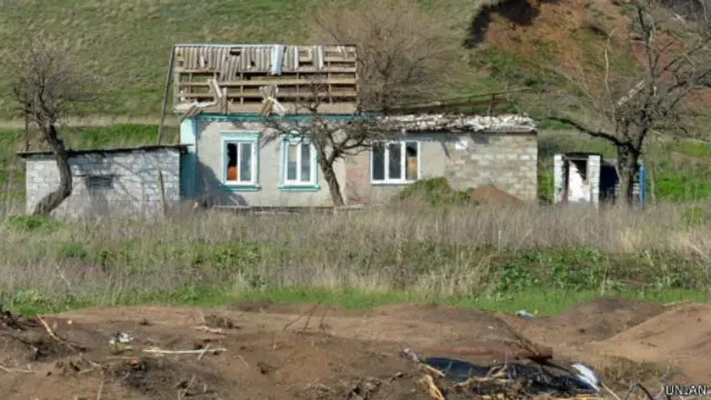 зруйнований снарядом будинок поблизу Маріуполя