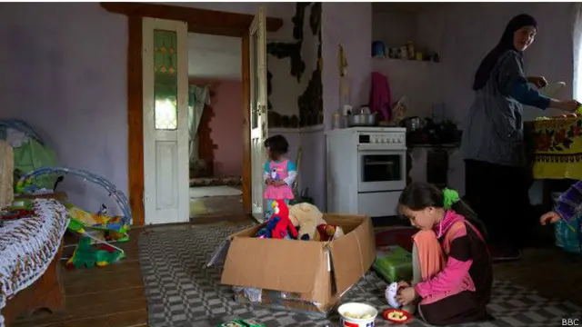 Darısqallıq olsa da, öz evləridir...