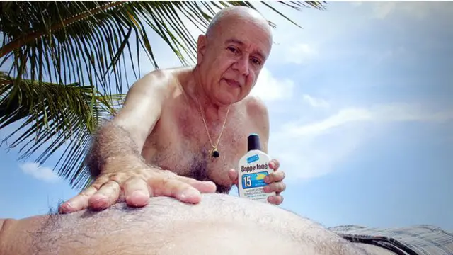 Чоловік наносить крем для засмаги у Флориді