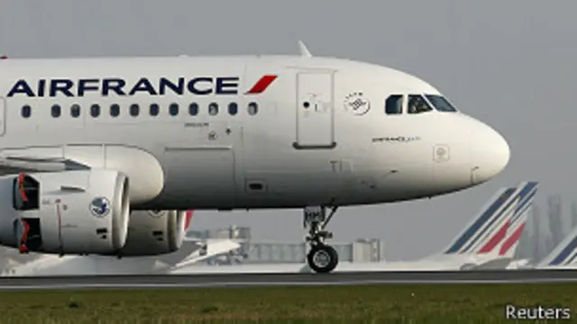 Avión de Air France en aeropuerto Roisyy-Charles de Gaulle en París