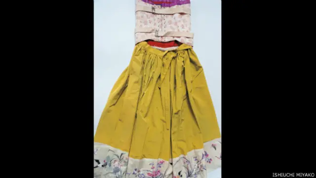 Frida por Ishiuchi #27, 2012-2015 - espalda de vestido amarillo 