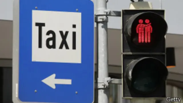 Icono gay en la luz de un semáforo en Viena