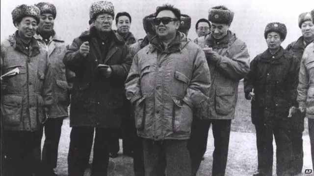 Ông Kim Jong-il cũng từng trong thế phải tìm cách dung hòa các lợi ích