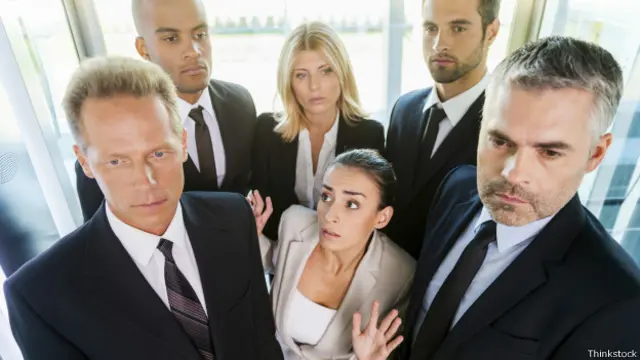 Gente en un ascensor