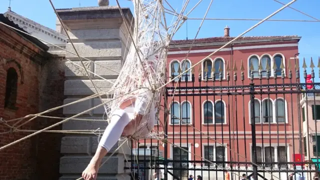 девушка в сетке