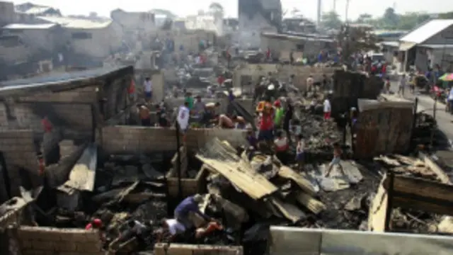 मनीला के जूता कारखाने में लगी आग के बाद का दृश्य