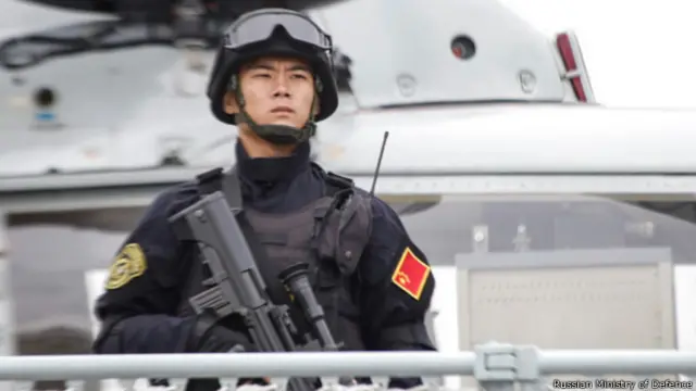 По легенде учений, стороны отрабатывают действия "по охране безопасности судоходства в мировом океане"