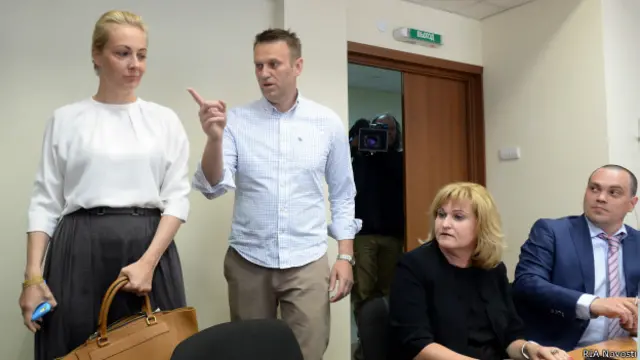 Навальный с супругой в зале суда