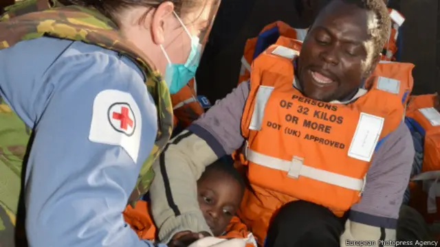 Британские военные спасают ребенка-мигранта в Средиземном море