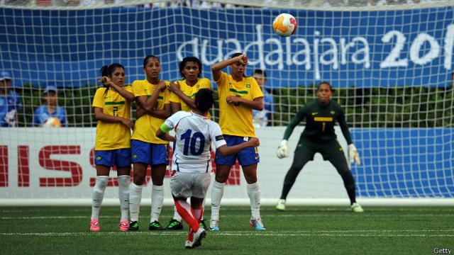 Por qué las mujeres futbolistas sufren más lesiones de rodilla que