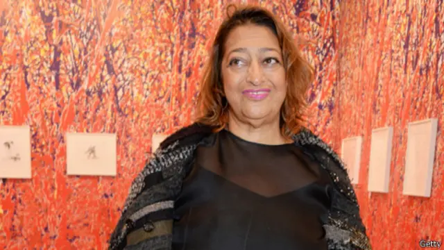 كانت زها حديد أول امرأة على الإطلاق تفوز بجائزة "بريتزكر المعمارية" المرموقة، عام 2004