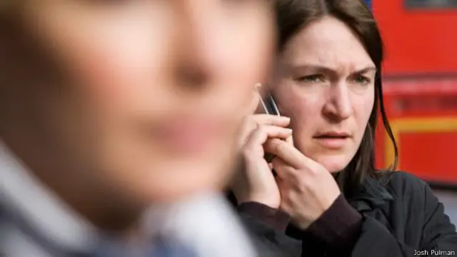 Josh Pulman retratou relação de pessoas com seus celulares na série 'Somewhere Else'