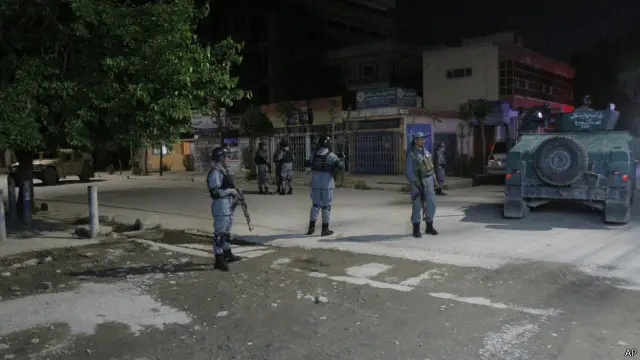 سکیورٹی فورسز کا کہنا ہے کہ ہوٹل کے گارڈن میں کنسرٹ کے لیے جمع 50 افراد کو ریسکیو کیا گیا ہے