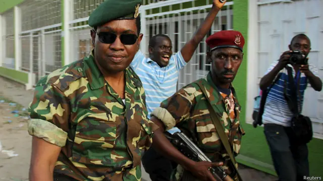 General Niyombare darbe ilanı için radyo istasyonuna giderken.
