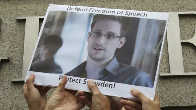 支持者手举斯诺登的照片