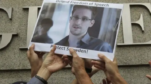 Beberapa kalangan membela Snowden karena membongkar pengintaian negara terhadap rakyatnya