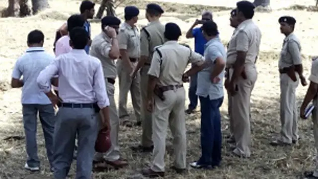 घटनास्थल का मुआयना करती पुलिस