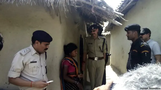 गांव में पूछताछ करती पुलिस