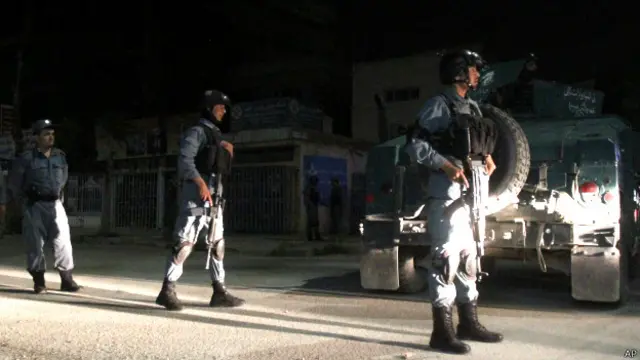 بم دھماکوں اور نیٹو کے اڈے پر حملے کے بعد ہیلی کاپٹر اور جنگی طیارے کابل کی فضائی نگرانی کرتے رہے