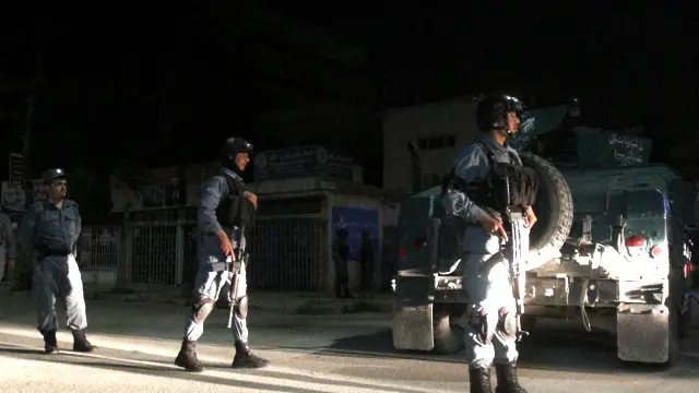 Hujumga uchragan mehmonxona qarshisidagi xavfsizlik kuchlari