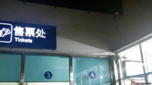 徐纯合的代表律师认定车站内的摄像头（右上角有红灯者）应能清楚记录事发经过。