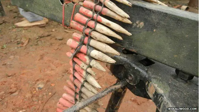 Peluru-peluru yang diukir dari kayu
