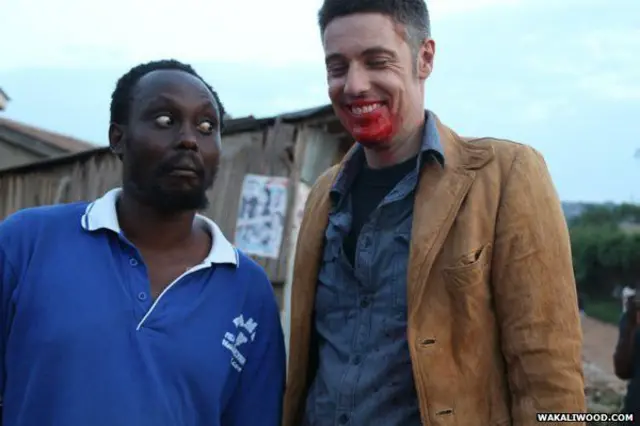 Isaac Nabwana dan penggemar terbesarnya, Alan "Ssali" Hofmanis