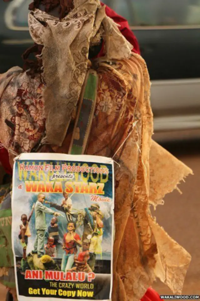 Jualan DVD sambil berkostum meningkatkan penjualan