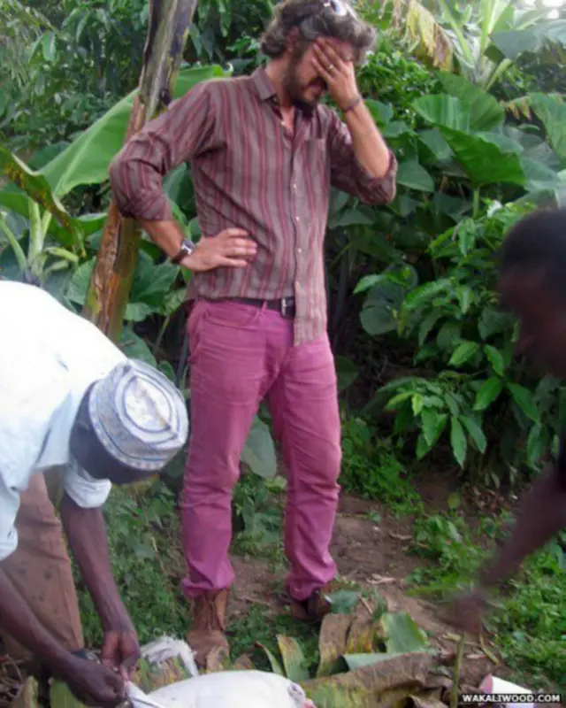 Hofmanis baru sadar bangkai kambing itu "kostumnya".