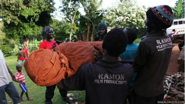 Bosa, properti yang digunakan sebagai mayat di semua film Wakaliwood, dinamakan setelah seorang aktor mundur saat syuting