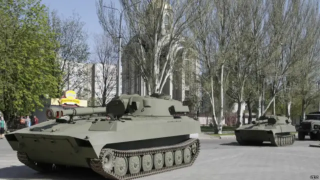 військова техніка в Донецьку