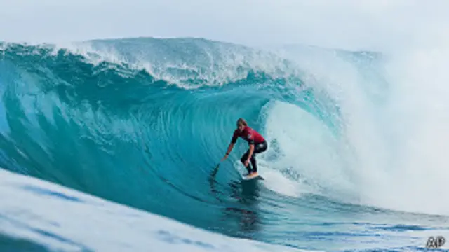 Surfista en una playa de Hawái. 